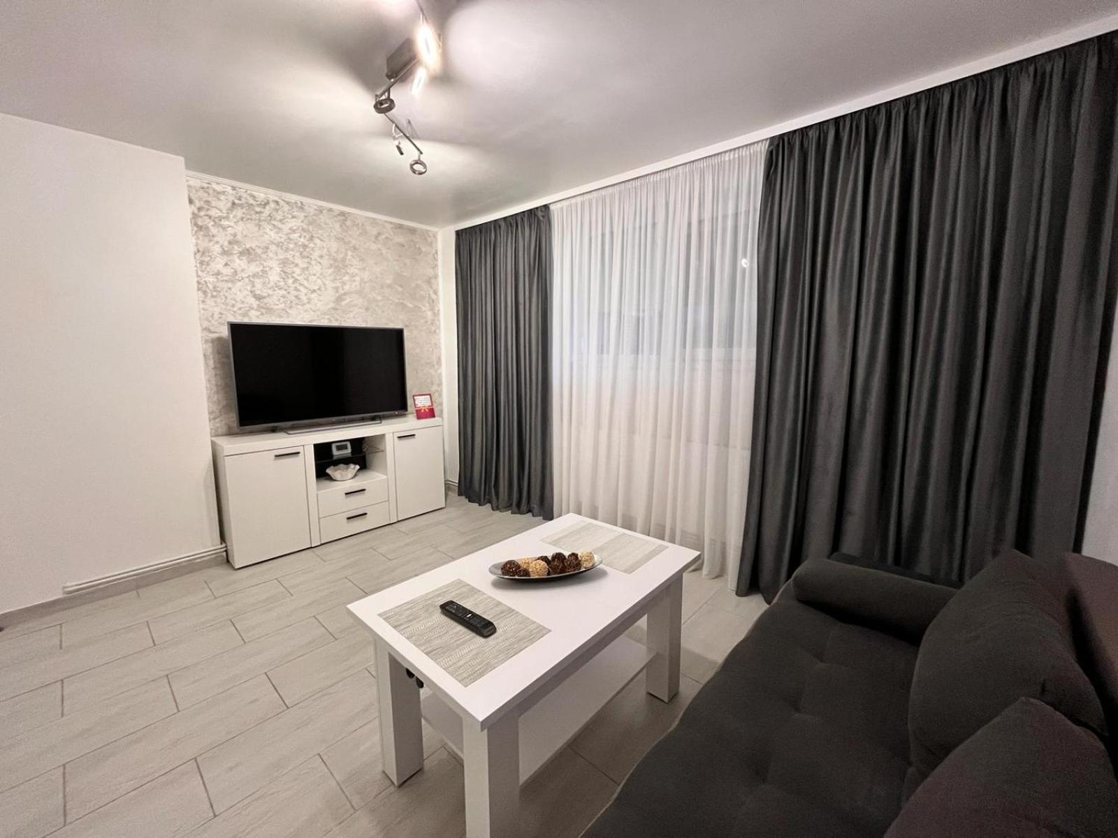 White & Silver Luxury Apartament Krajowa Zewnętrze zdjęcie